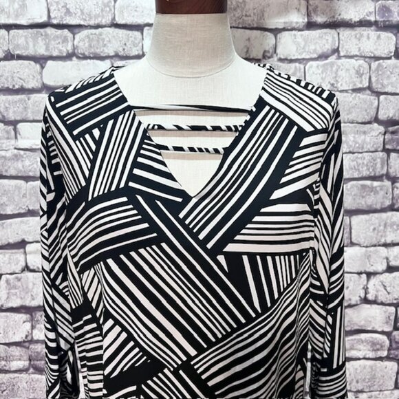 Susan Graver Black & White Decorative V-Neck Blouse Size 1X - Picture 2 of 7